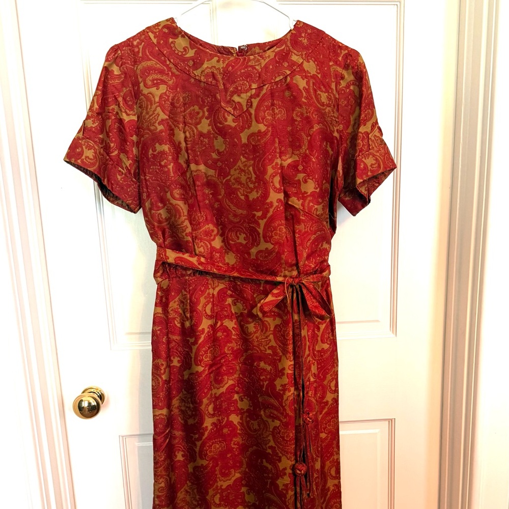 100% Silk Kerrybrooke dress Impeccable condition.  Adorable tassel belt.